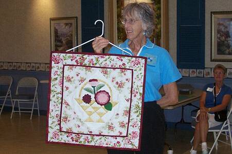 Sally Sonnichsen, Eleanor Burns� Grandmother�s Garden Quilt Block